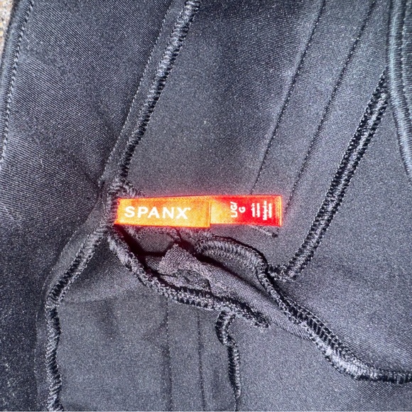 SPANX CROPPED AT THE ANKLE STRAIGHT-LEG WITH A KICK. SIZE LARGE - Picture 3 of 4